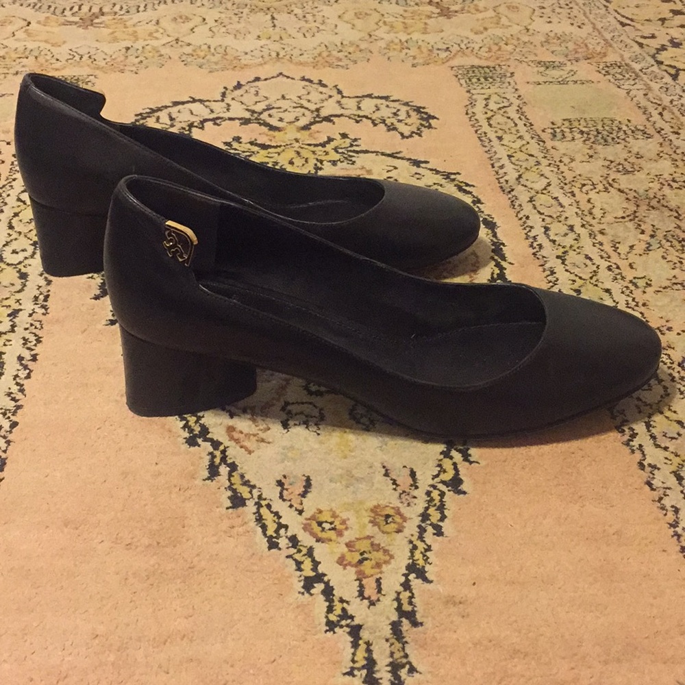TORY BURCH Elizabeth Round Toe Pump